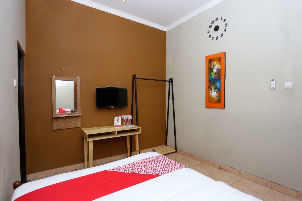 Oyo 1072 Kampung Condro Wulan Guesthouse Maguwo Ngoại thất bức ảnh
