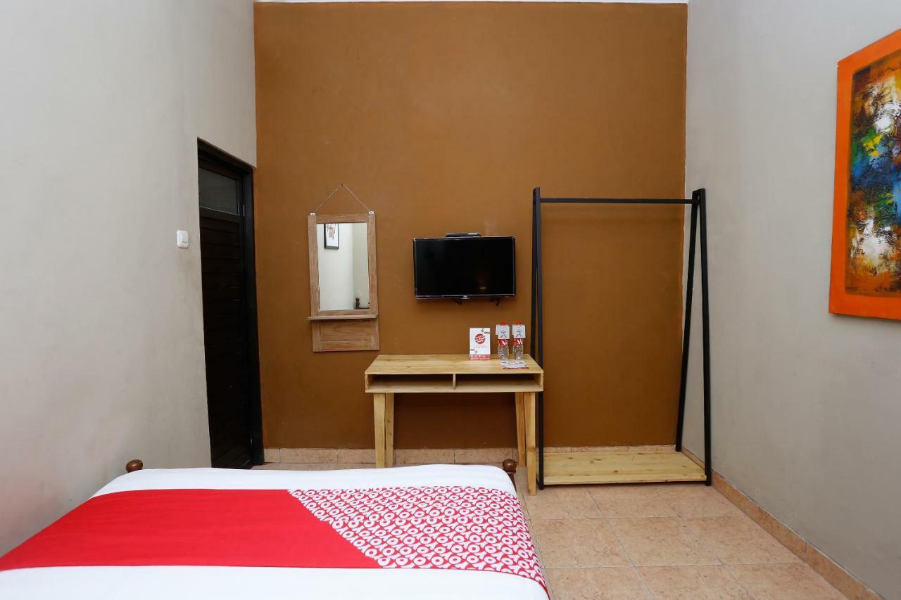 Oyo 1072 Kampung Condro Wulan Guesthouse Maguwo Ngoại thất bức ảnh